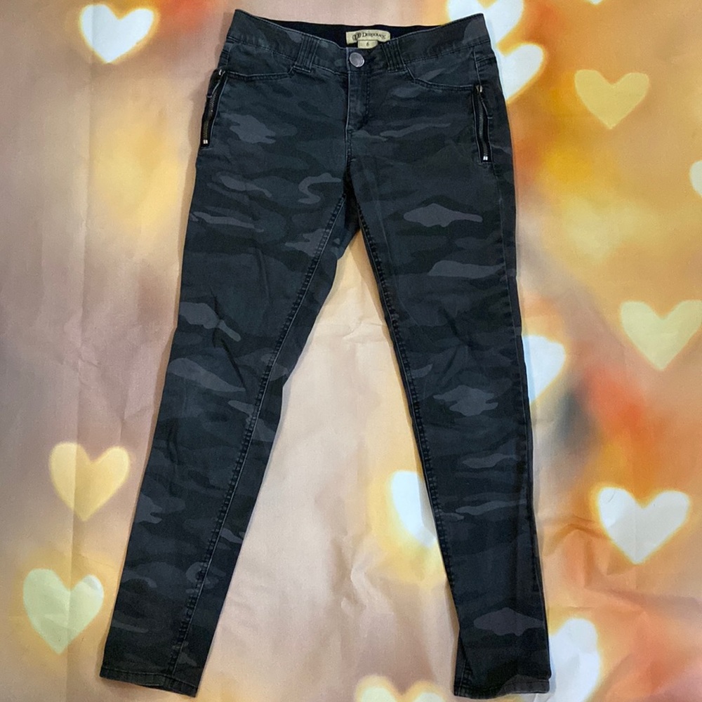 Democracy women’s camouflage jeans. Size 6